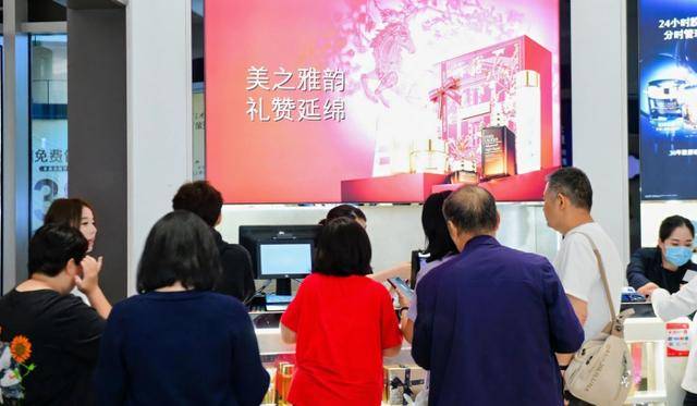 旅游消费增289％游客“落地先刷免税店”